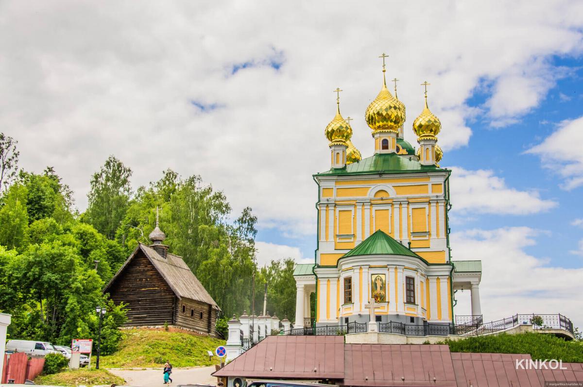 Воскресенская церковь на торговой площади в Плёсе