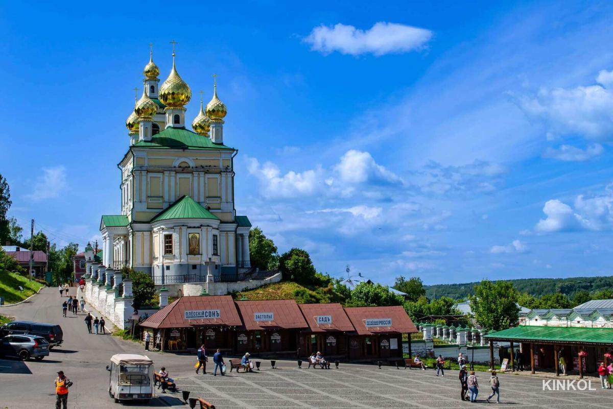 Воскресенская церковь на торговой площади в Плёсе