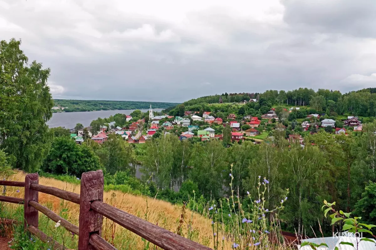 Варваринская церковь в Плёсе на фоне панорамы Плёса. Вид с Соборной горы