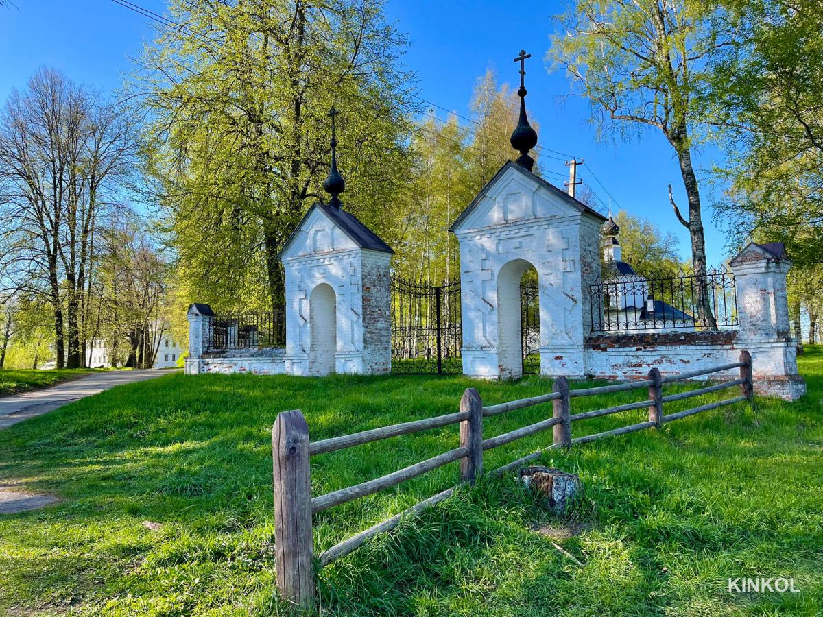 Ворота Успенского собора в Плёсе