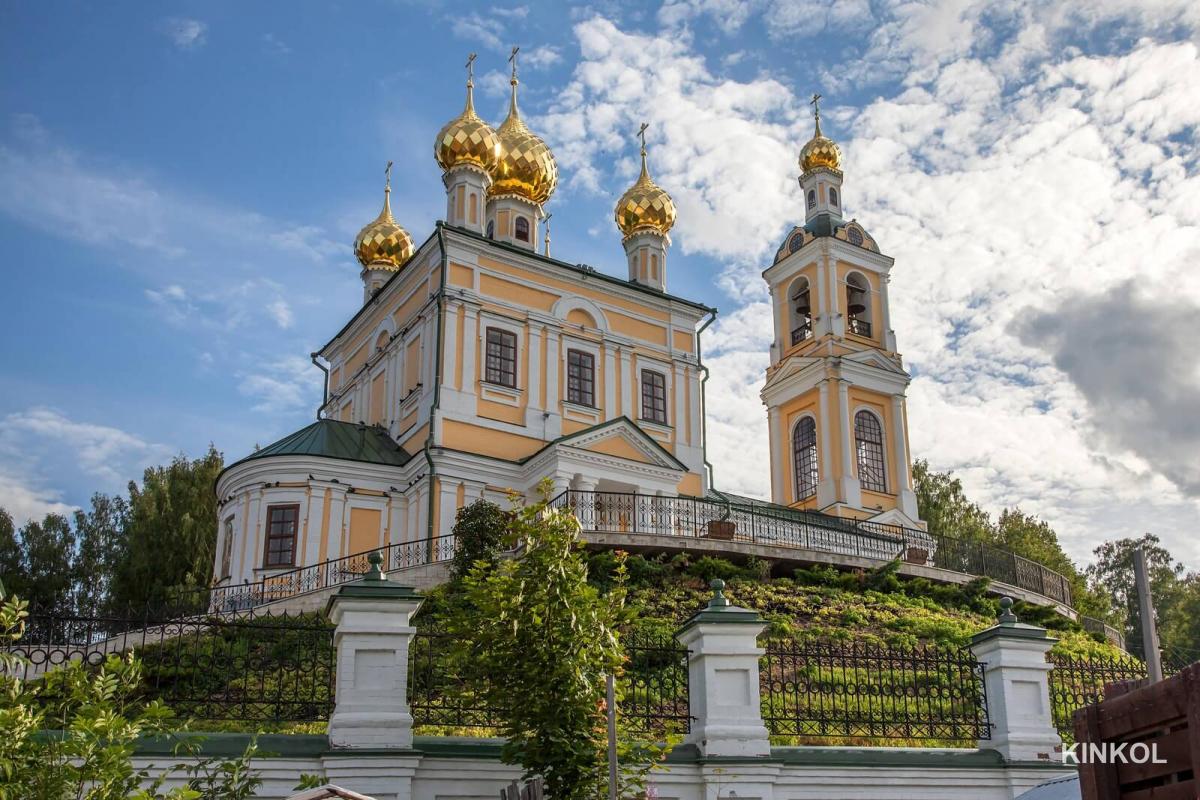 Каменная Воскресенская церковь в Плёсе