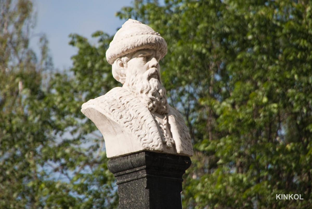 Памятник Василию I в Плёсе