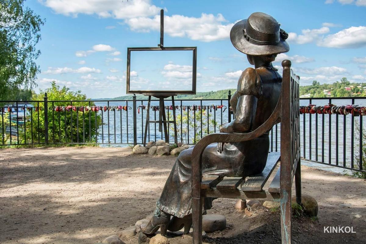 Скульптура Дачница в Плёсе