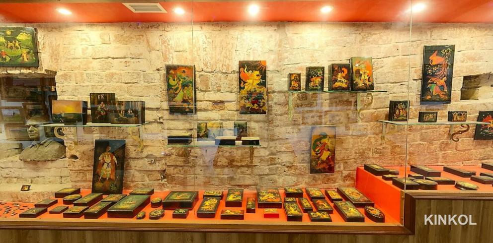 Фрагмент лаков Холуя в музее фарфора, лаков и живописи в Плёсе