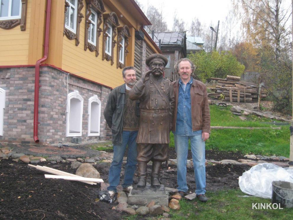 Установка скульптуры городового в Плёсе