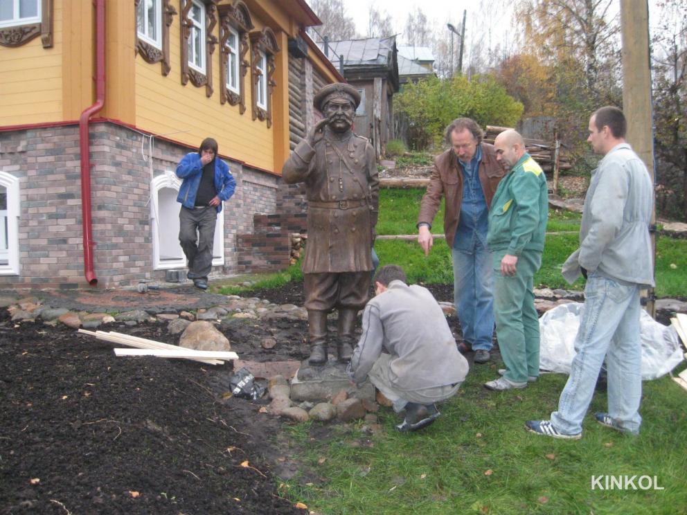 Установка скульптуры городового в Плёсе