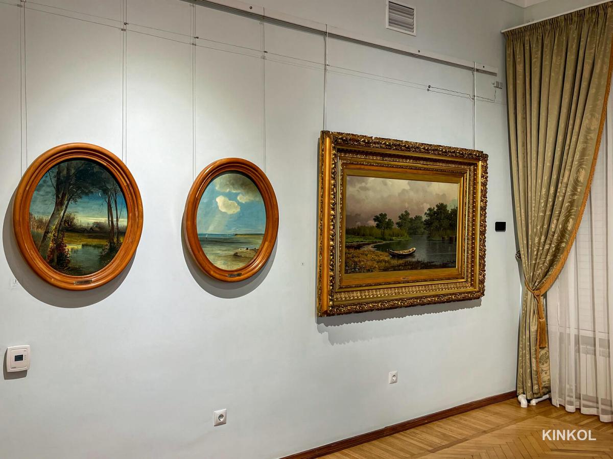 Картины Судковского и Саврасова в первом зале Музея пейзажа в Плёсе