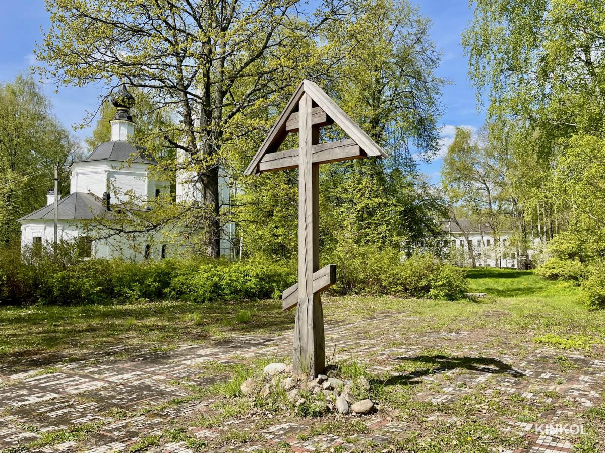 Поклонный крест на месте Казанского собора в Плёсе