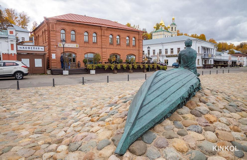 Памятник Шаляпину в Плёсе