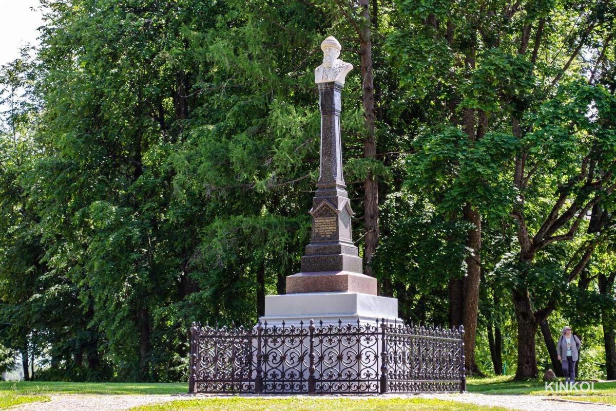 Памятник Василию I в Плёсе