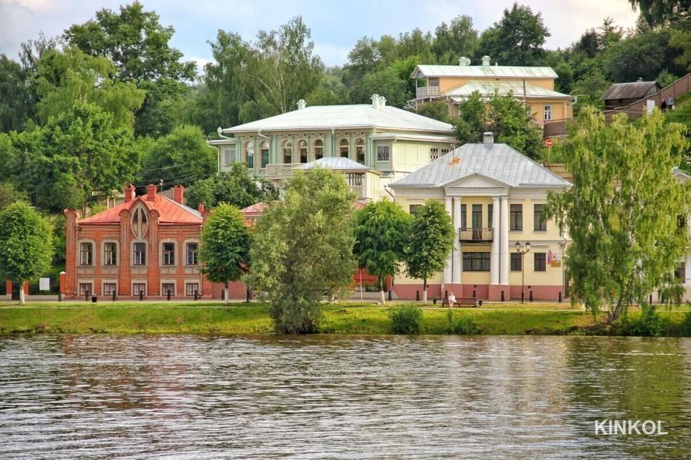 «Дом в стиле Модерн» и главный дом городской усадьбы дворян Моисеевых «Дом с колоннами»