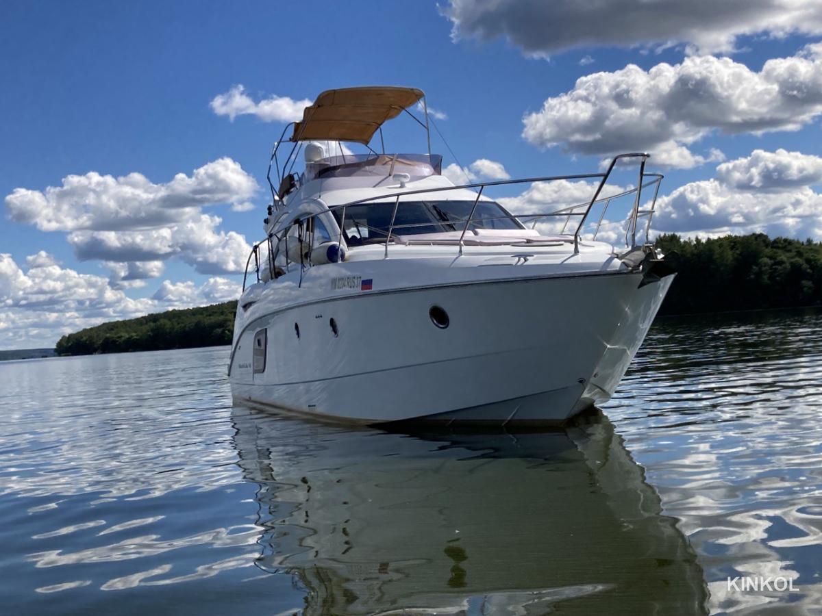 Яхта Ривьера